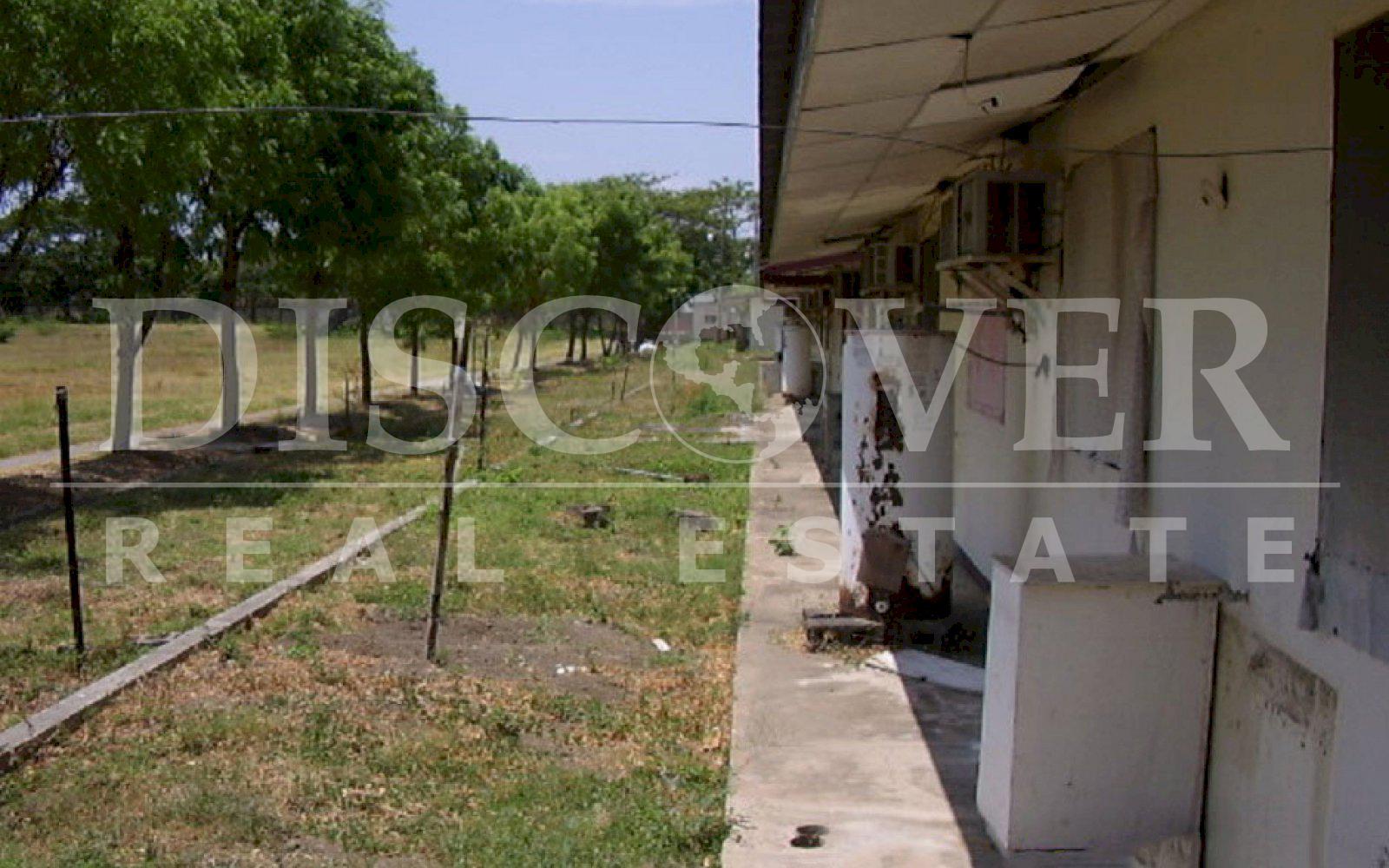 https://images.discovernica.com/propiedad/1600/BackYard_LeftSide.JPG