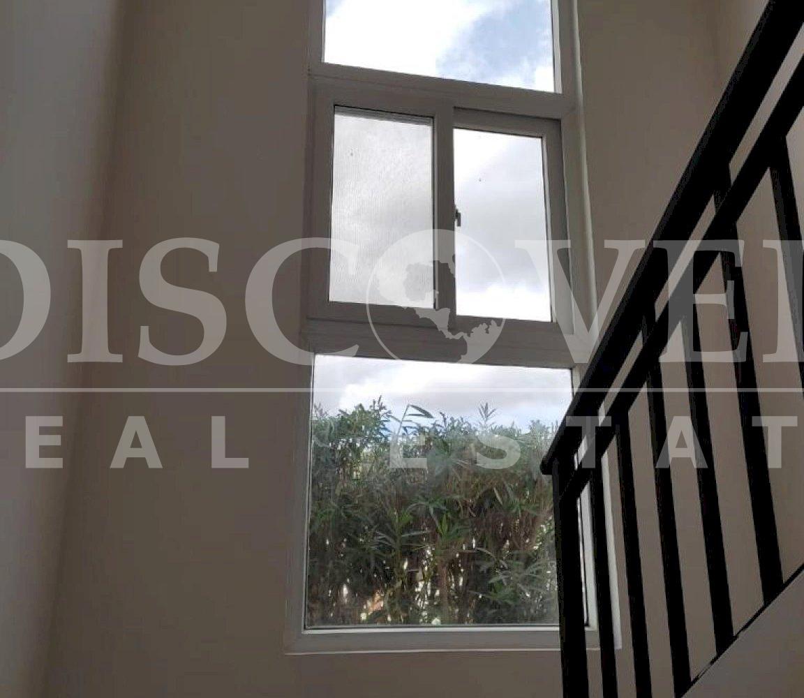  Spectacular Townhouse house for rent, with Club House in the Hills.