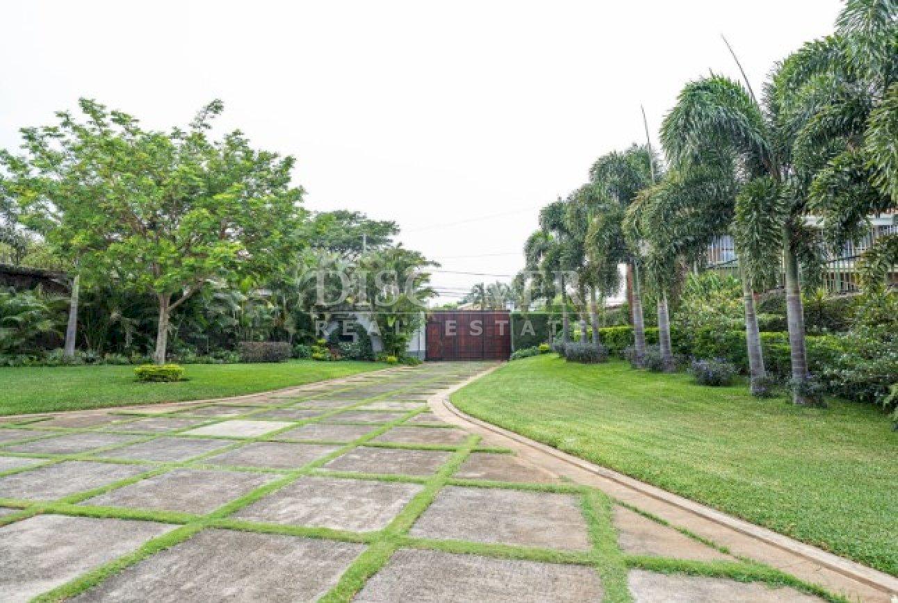  Exceptional Residence for Sale with Panoramic Views and Independent Apartment in Carretera Sur.