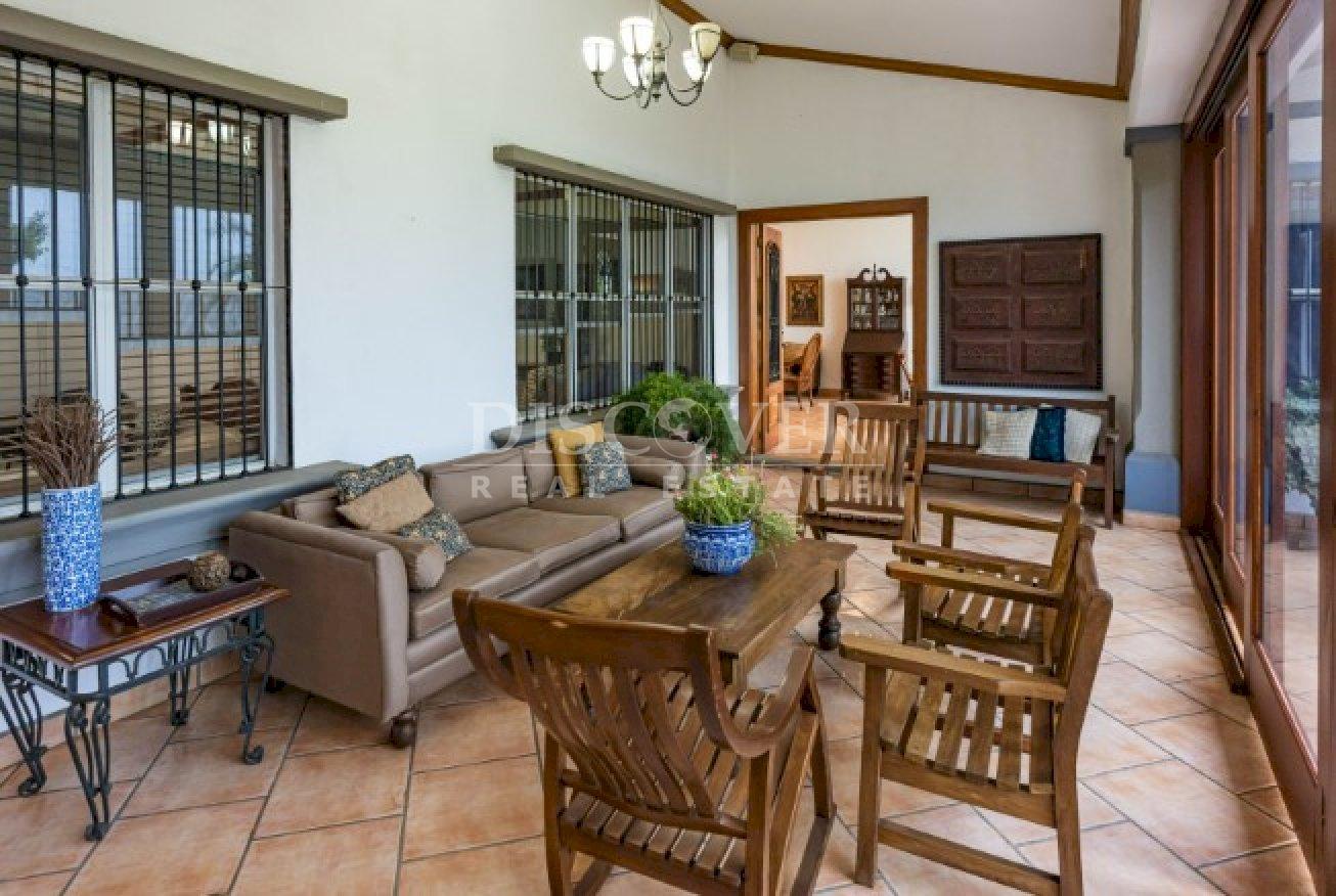  Exceptional Residence for Sale with Panoramic Views and Independent Apartment in Carretera Sur.