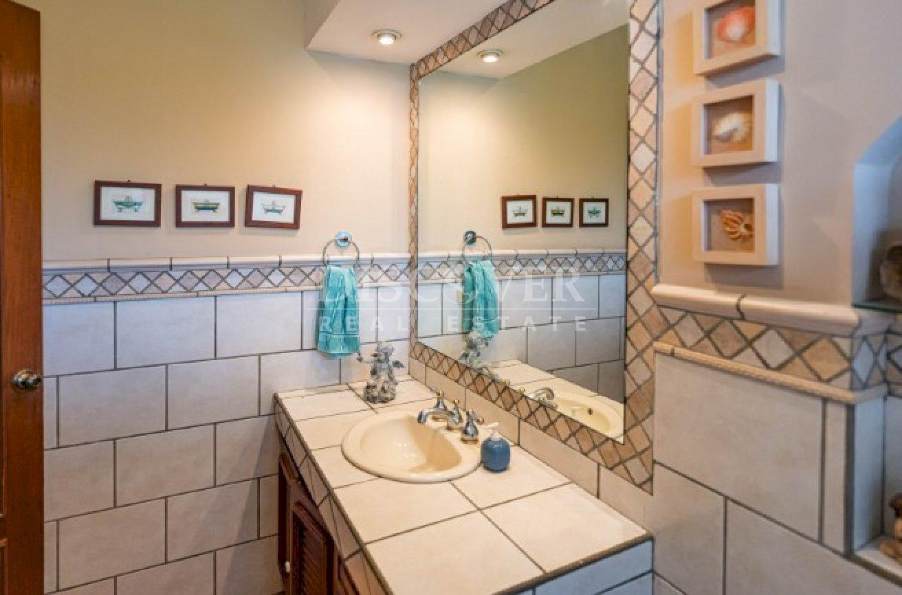  Exceptional Residence for Sale with Panoramic Views and Independent Apartment in Carretera Sur.