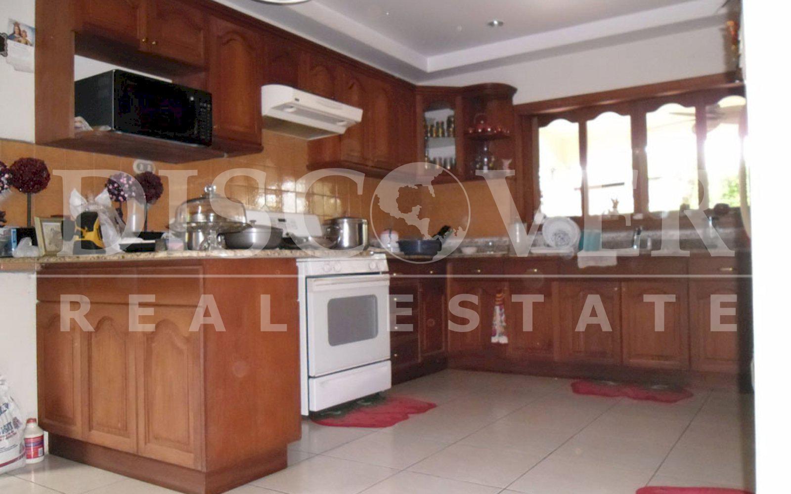 https://images.discovernica.com/propiedad/1600/Casa_Colonial_a_la_Venta_en_Granada_4_.jpg