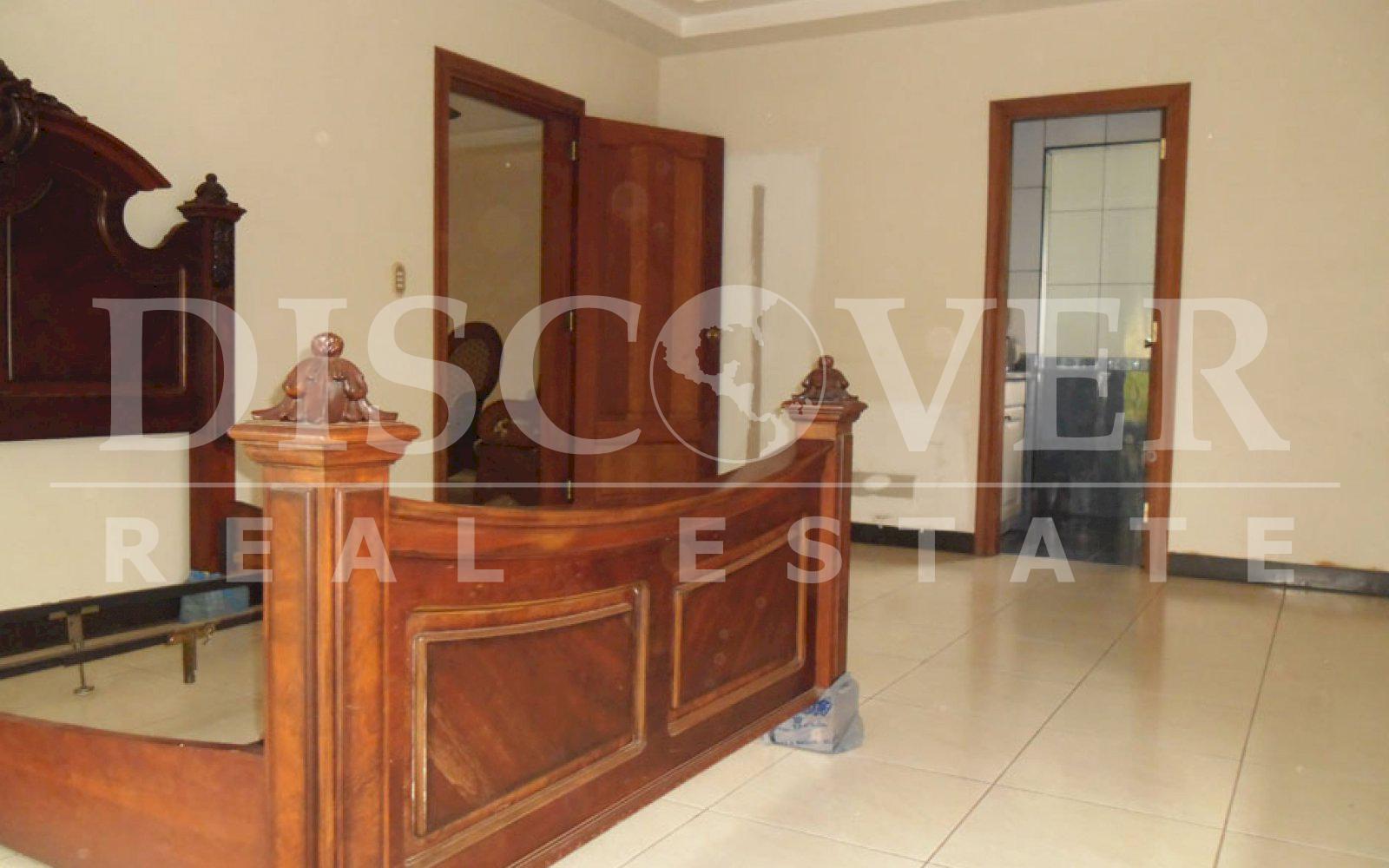 https://images.discovernica.com/propiedad/1600/Casa_Colonial_a_la_Venta_en_Granada_6_.jpg
