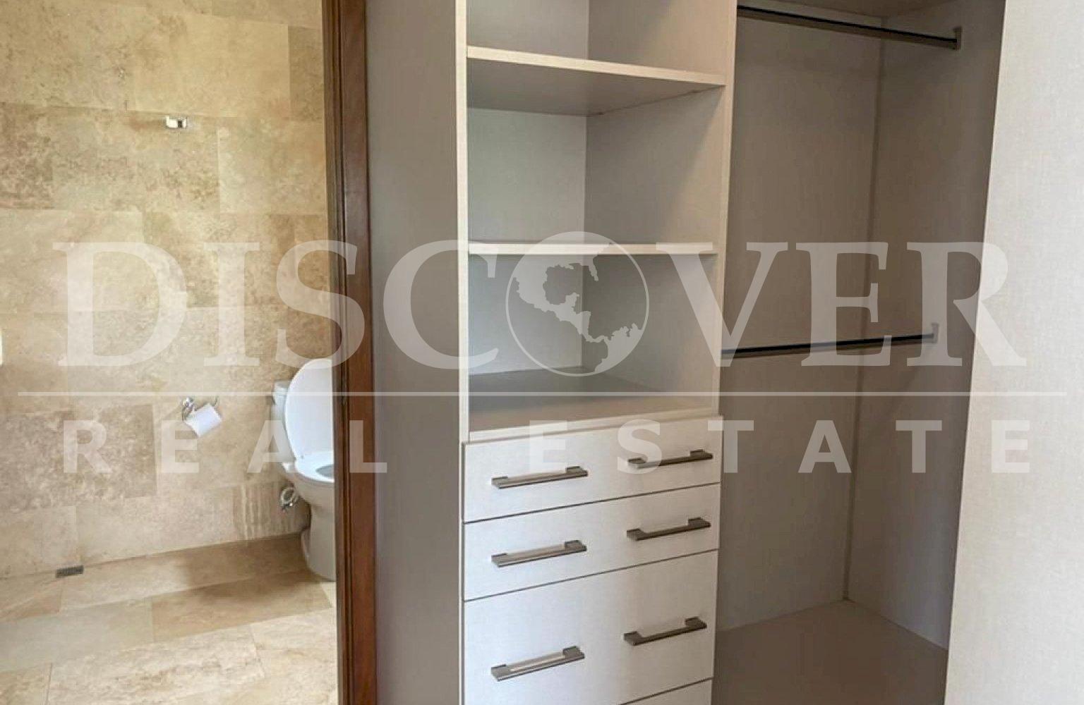 https://images.discovernica.com/propiedad/1600/Closet_y_Ba_o.jpg