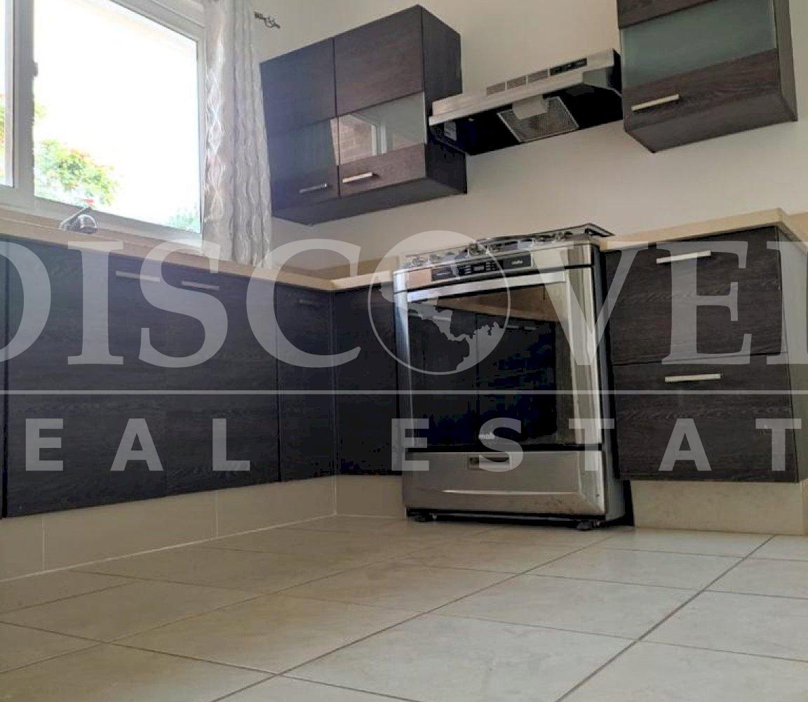  Spectacular Townhouse house for rent, with Club House in the Hills.