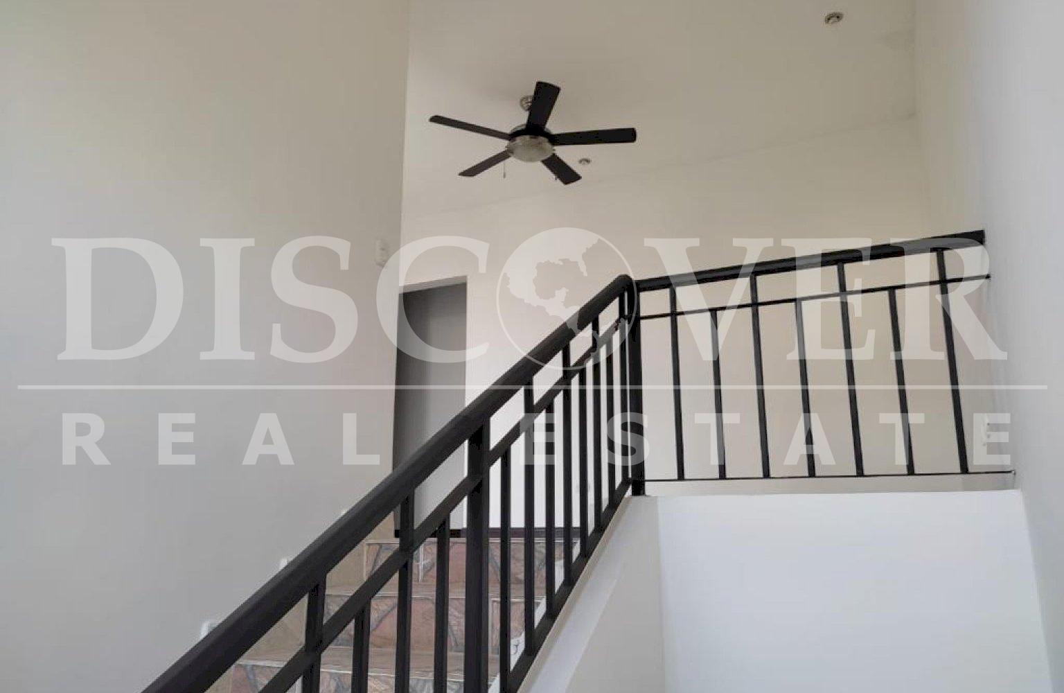  Spectacular Townhouse house for rent, with Club House in the Hills.