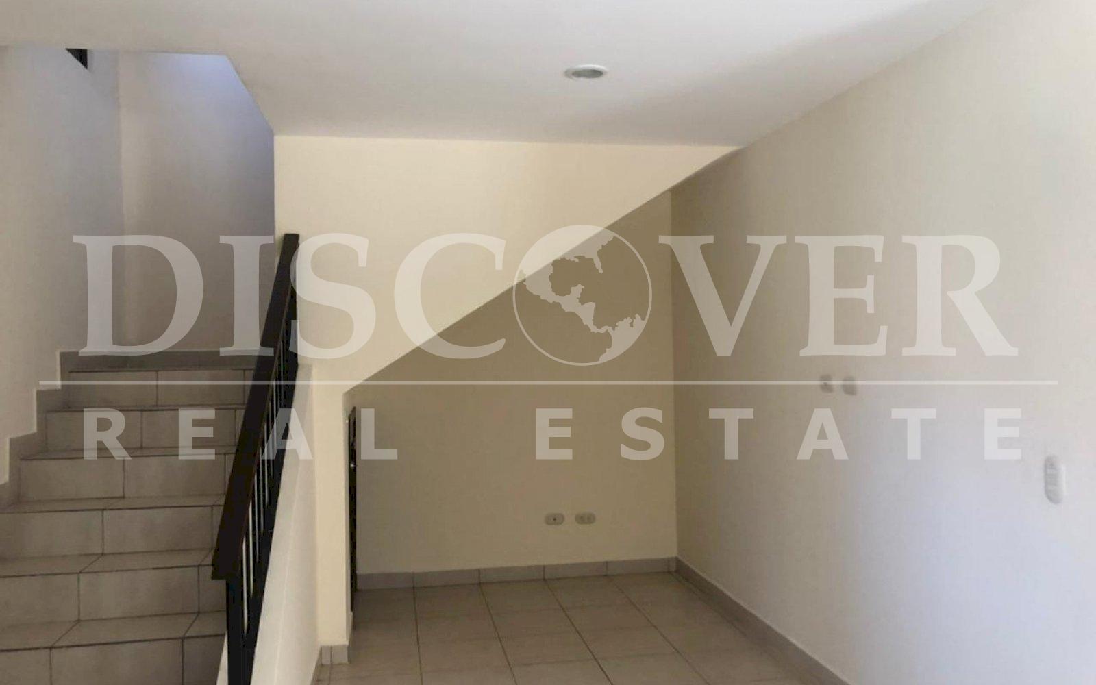 https://images.discovernica.com/propiedad/1600/Escaleras_de_casa_en_las_cumbres.jpg