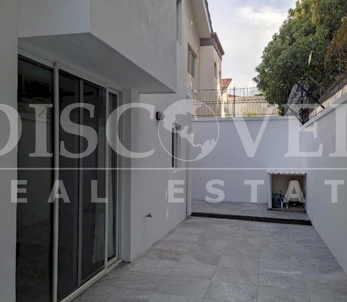  Spectacular Townhouse house for rent, with Club House in the Hills.