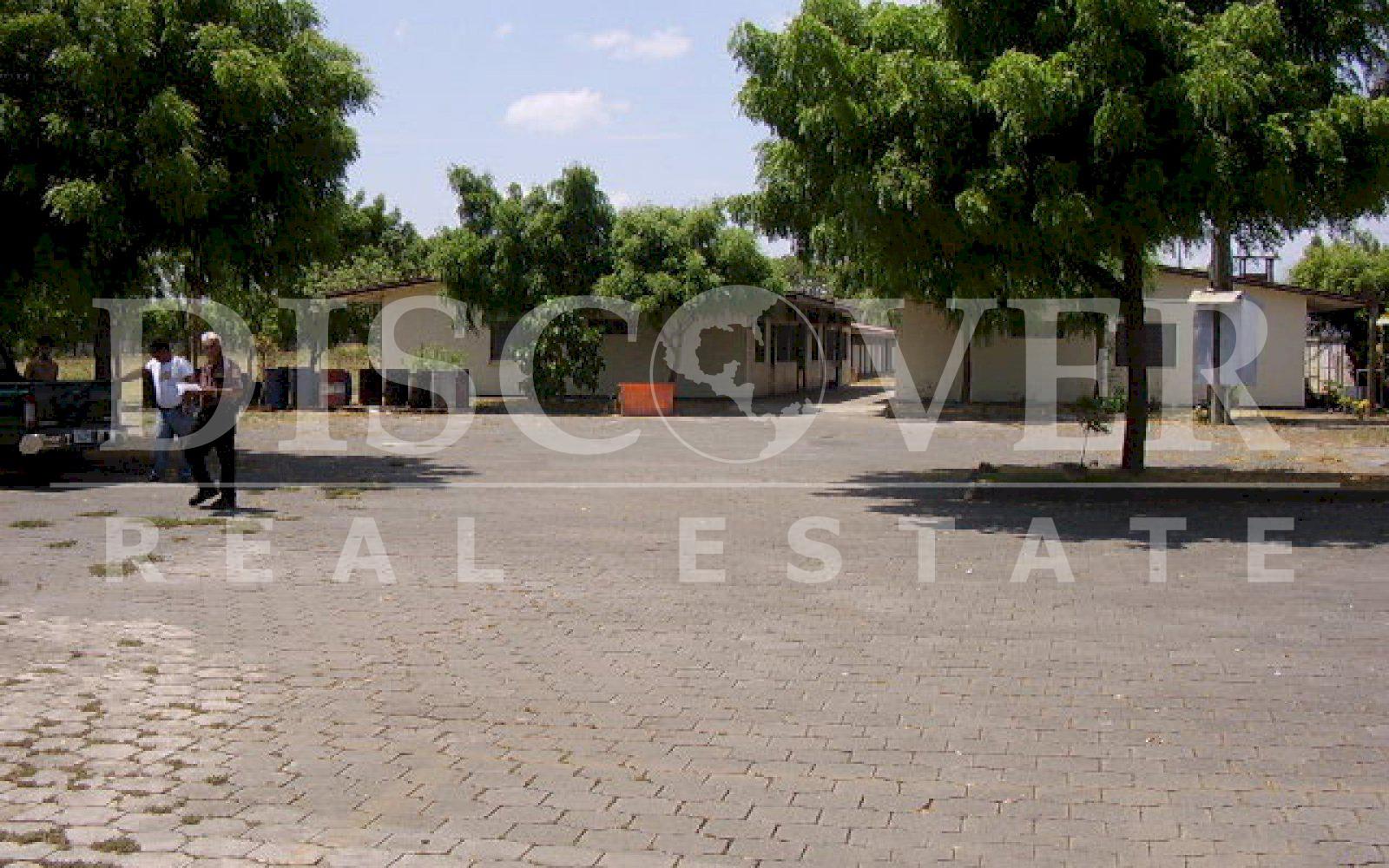 https://images.discovernica.com/propiedad/1600/FrontParking2.JPG