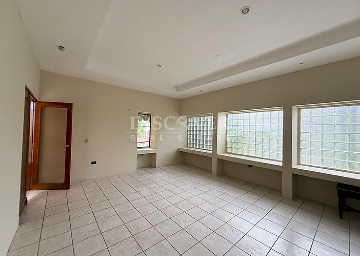 House for sale, converted into an office, in Santo Domingo 