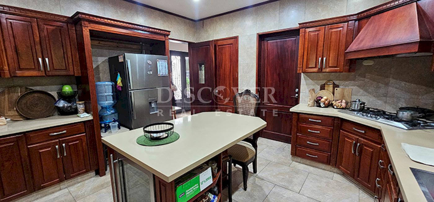  House for Sale/Rent - Cool, Quiet and Safe area of Carretera Sur