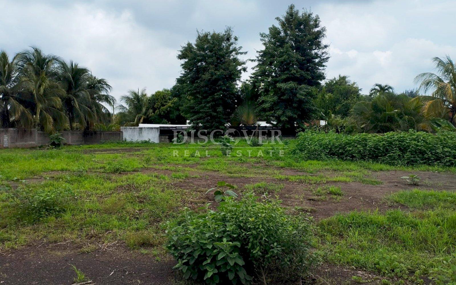 Land for rent with excellent location on the road.