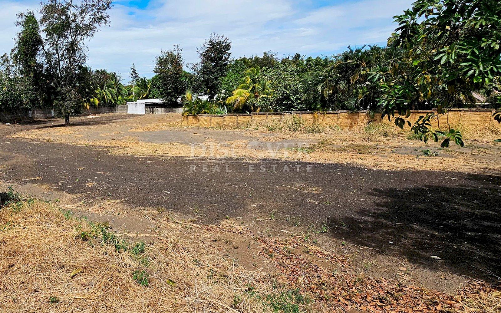  Land for rent with excellent location on the road.