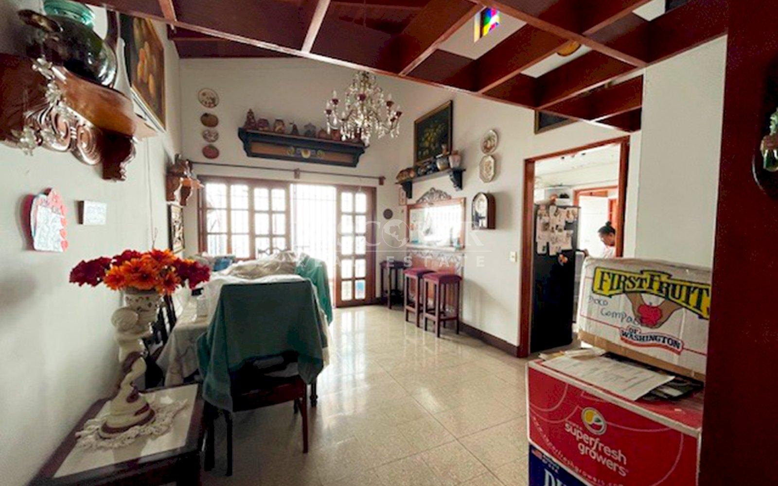  Spacious house for sale in Los Robles