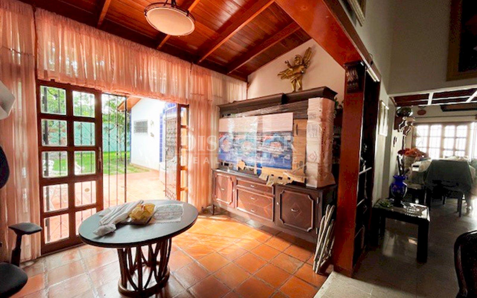  Spacious house for sale in Los Robles