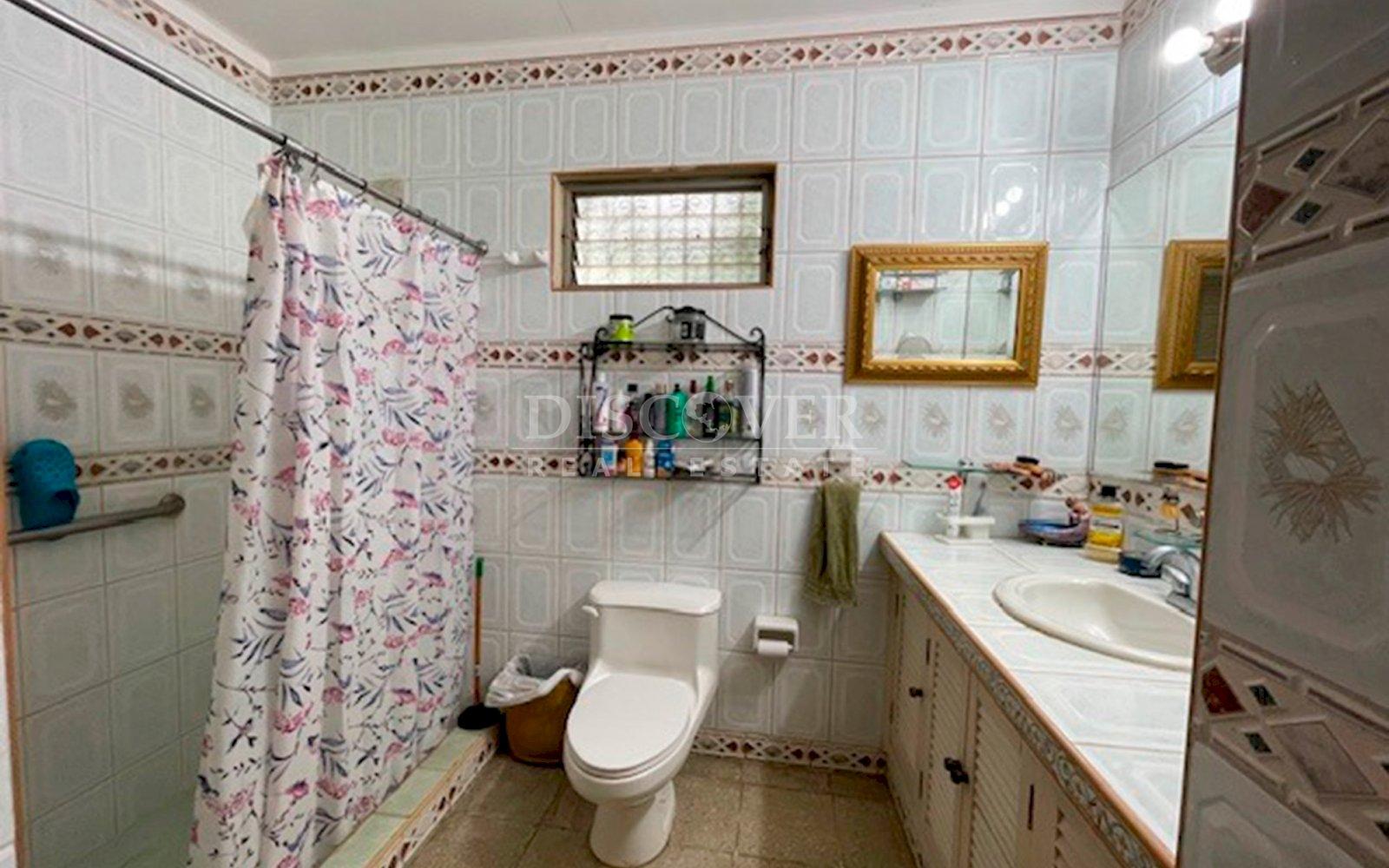  Spacious house for sale in Los Robles