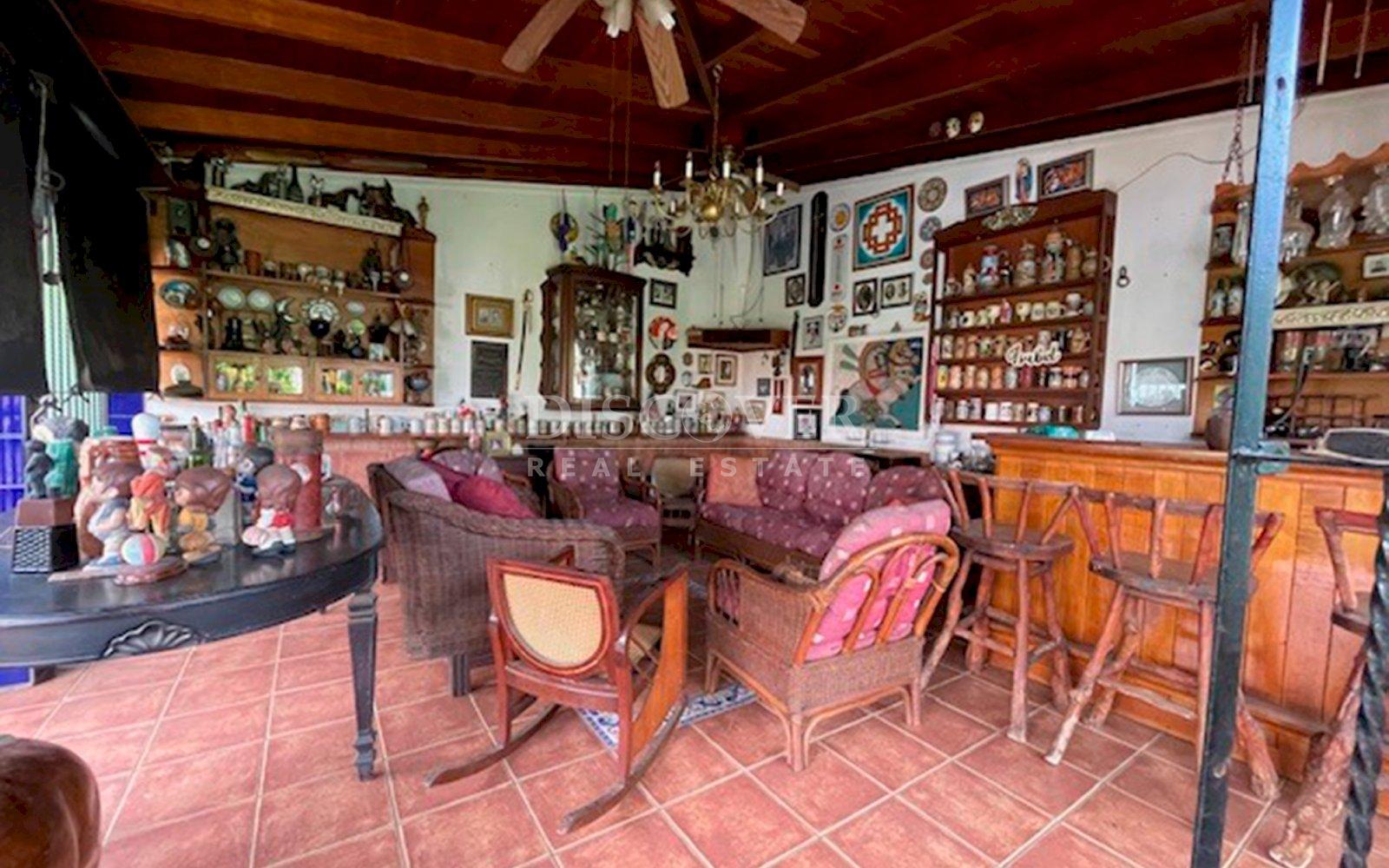  Spacious house for sale in Los Robles