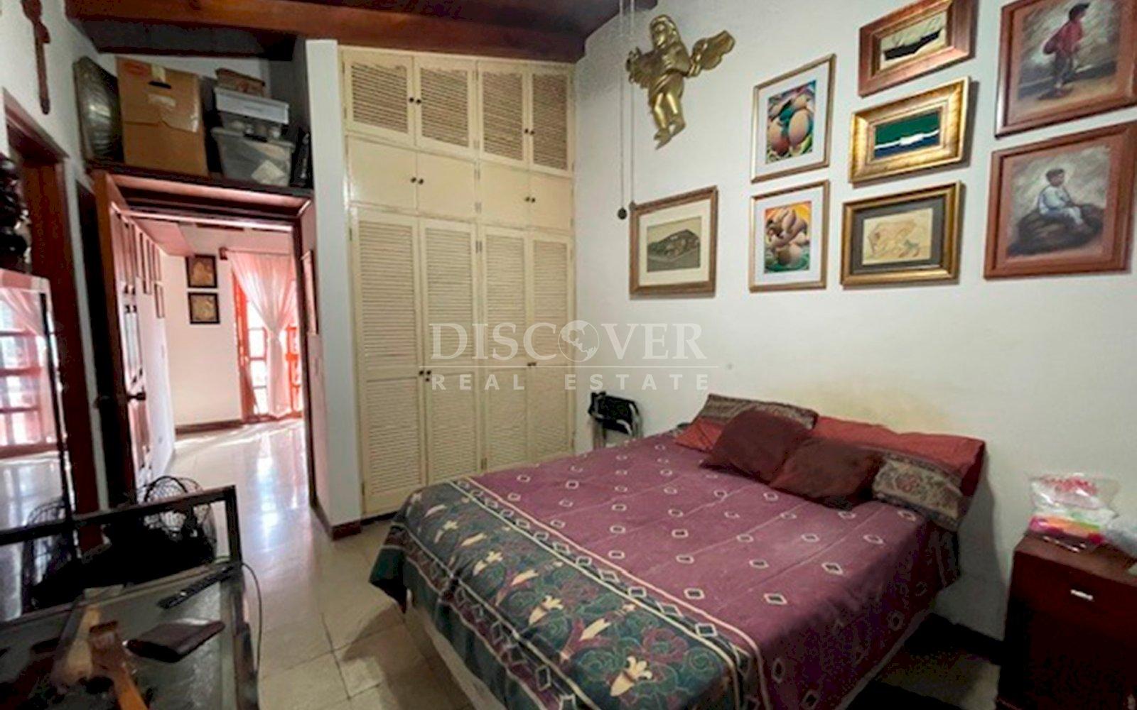  Spacious house for sale in Los Robles