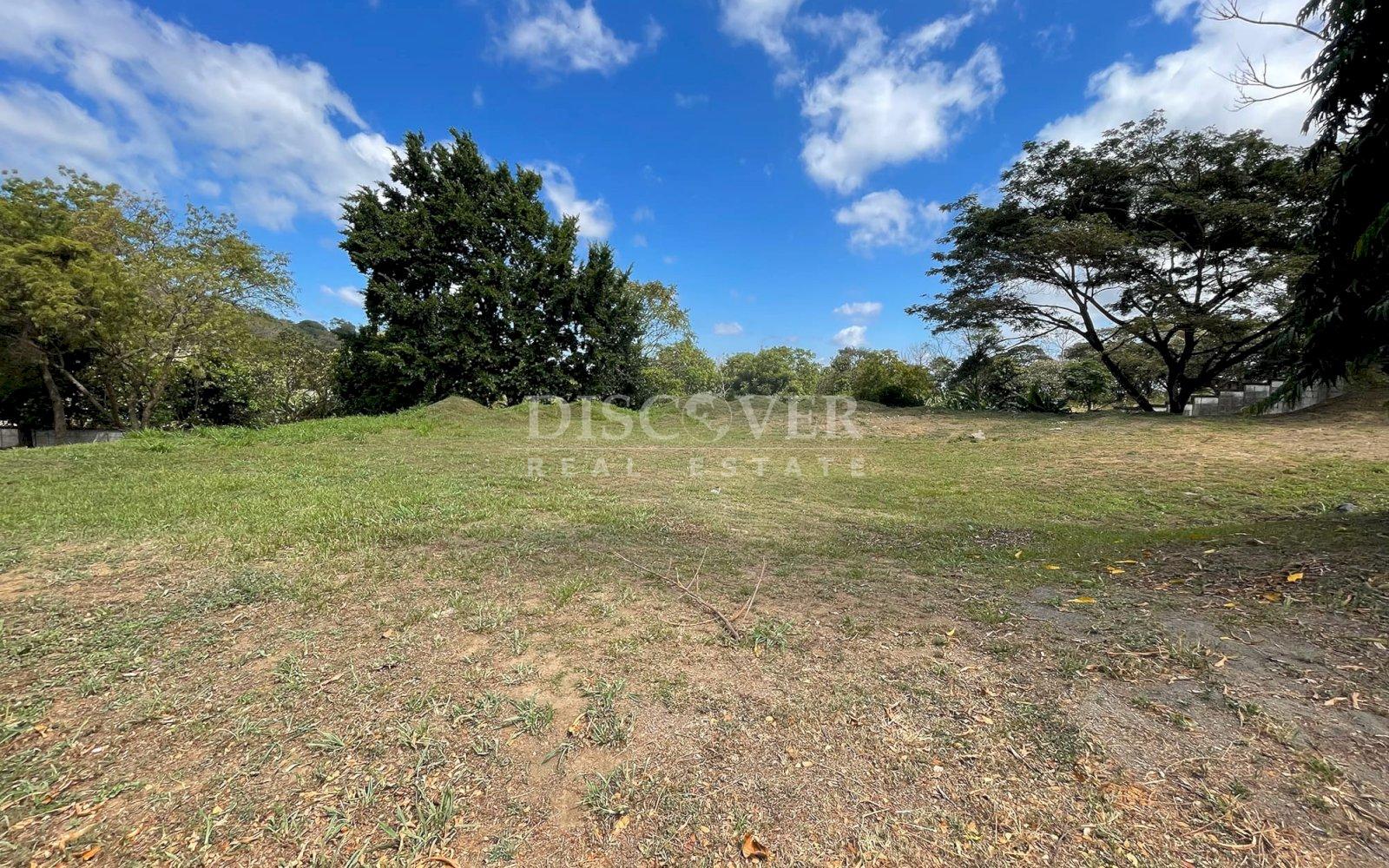  Lot for Sale in Villa Fontana