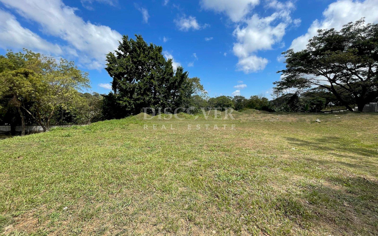  Lot for Sale in Villa Fontana