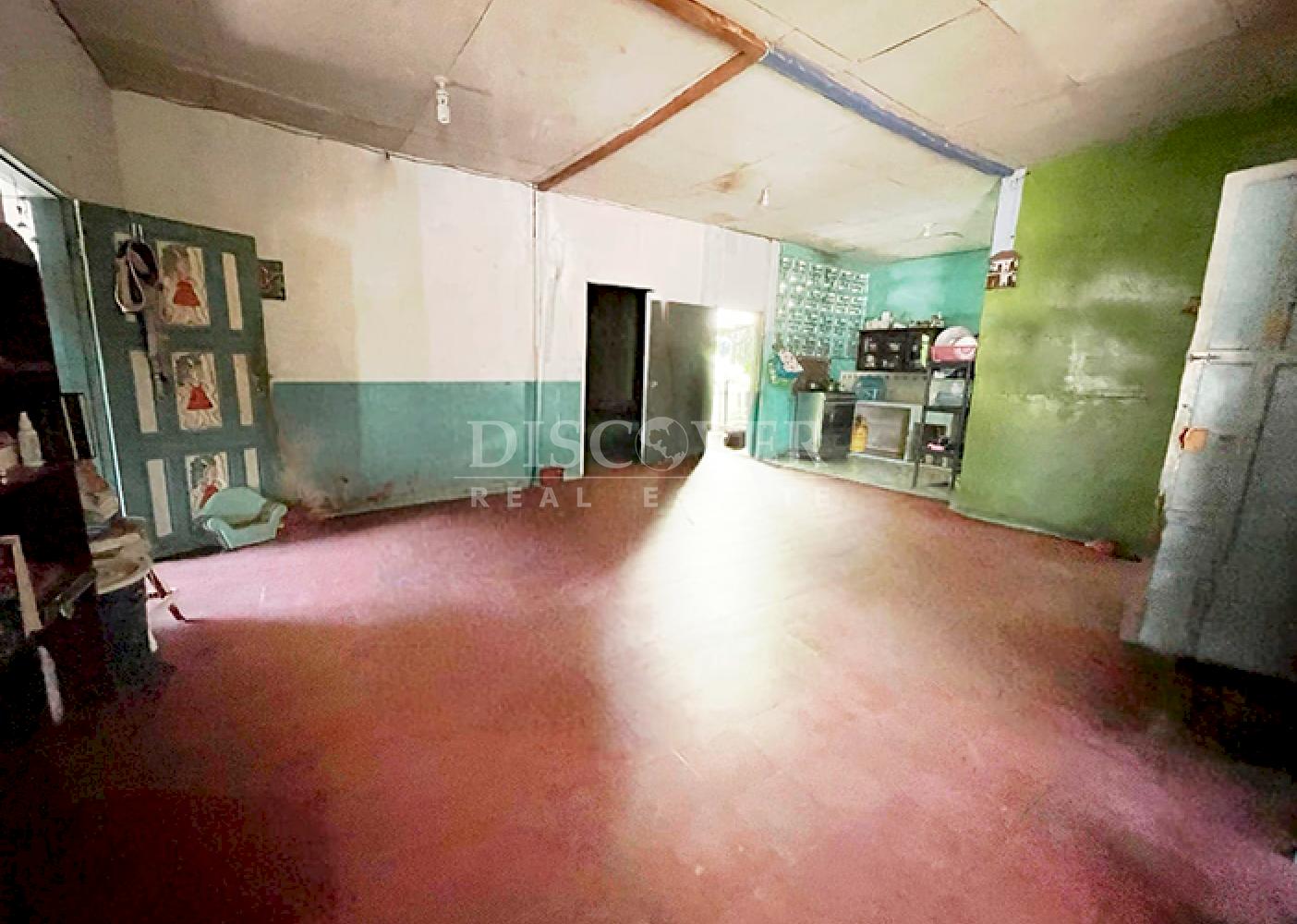  House for sale with strategic location for commercial investment or housing. 