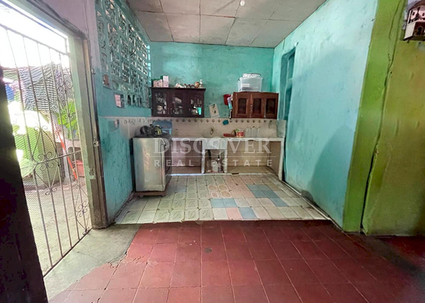  House for sale with strategic location for commercial investment or housing. 