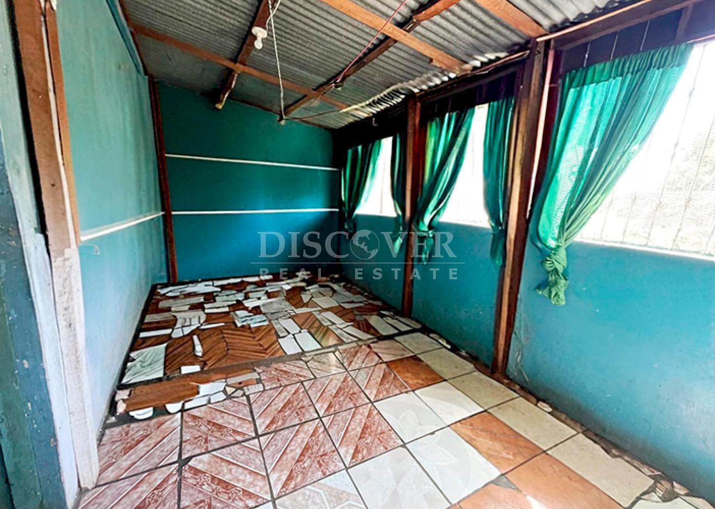  House for sale with strategic location for commercial investment or housing. 