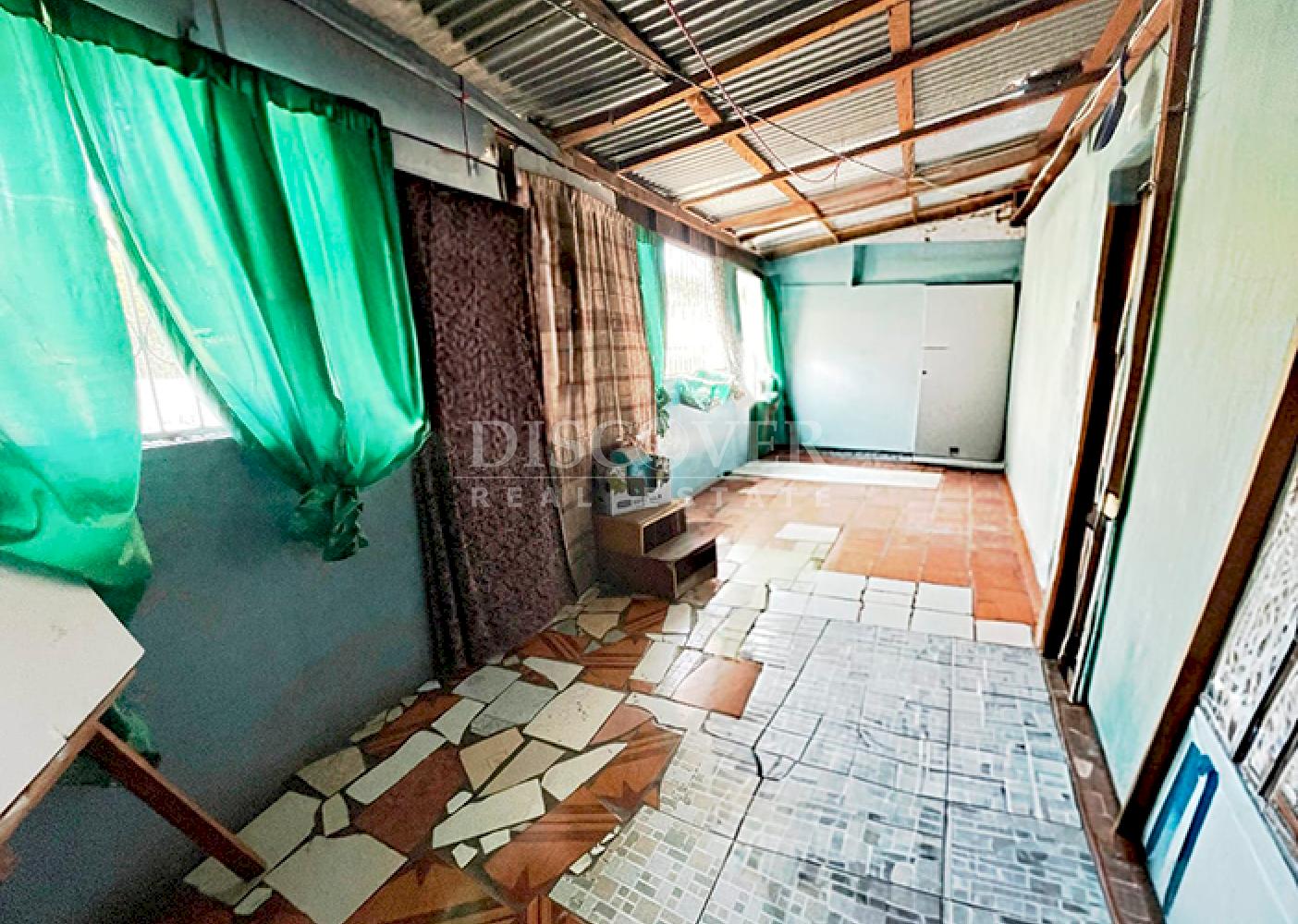  House for sale with strategic location for commercial investment or housing. 