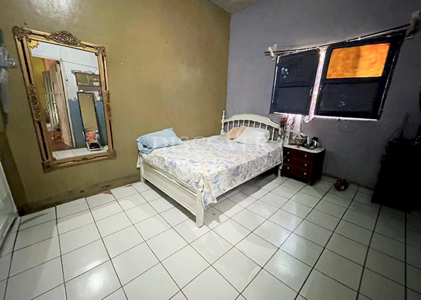  House for sale with strategic location for commercial investment or housing. 