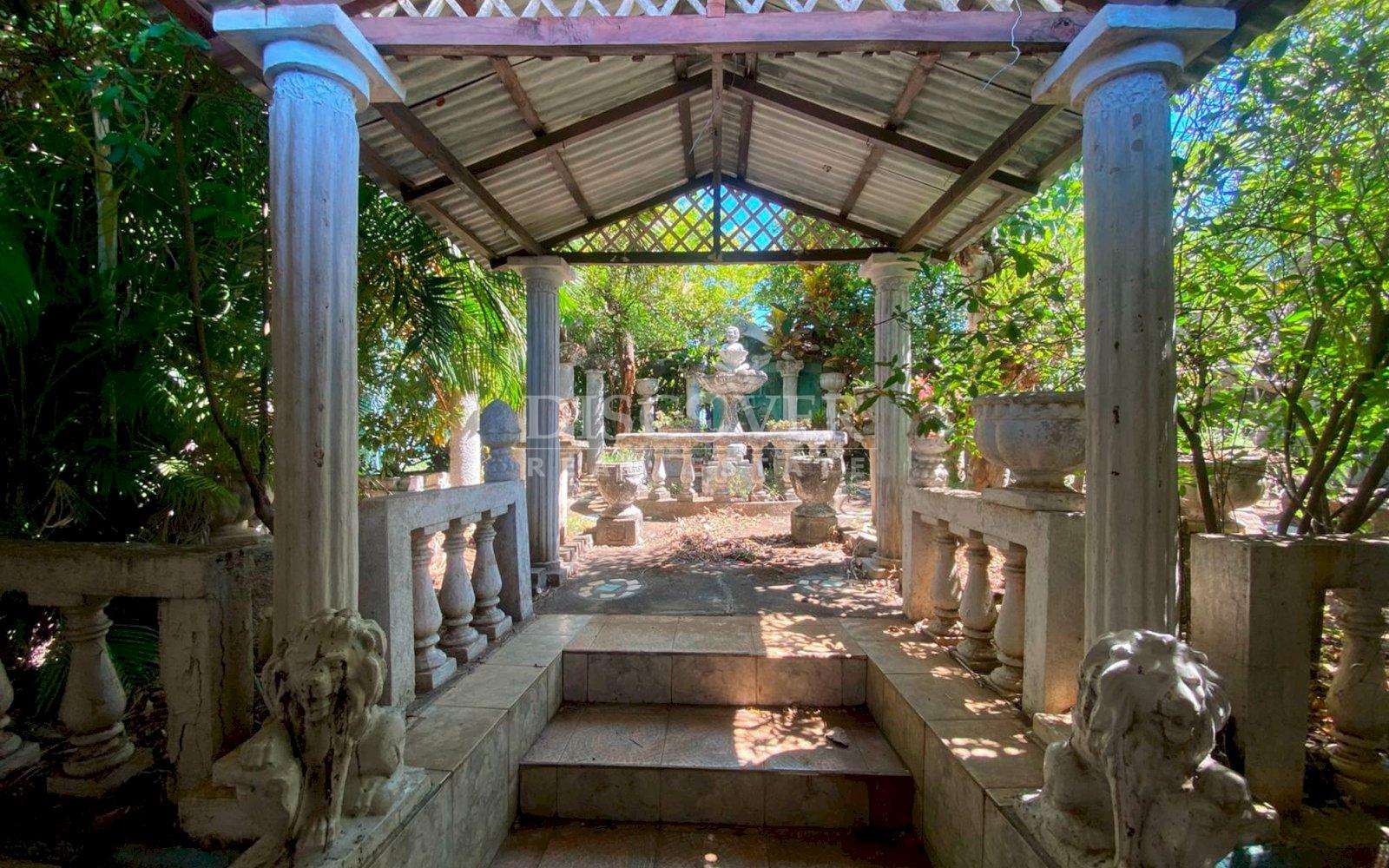  Investment Opportunity on the South Highway - Land with Potential for Rebuilding