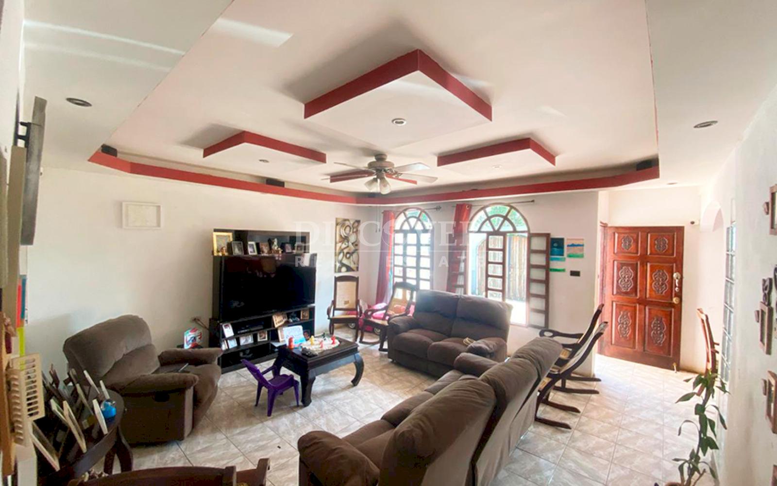  Spacious house for sale in Carretera Sur