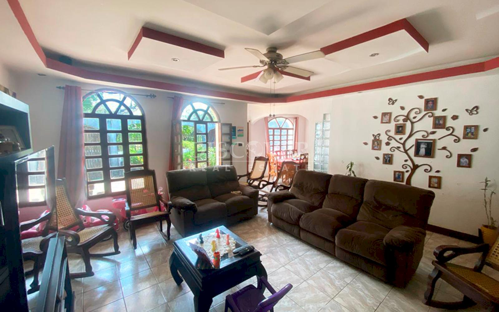 Spacious house for sale in Carretera Sur