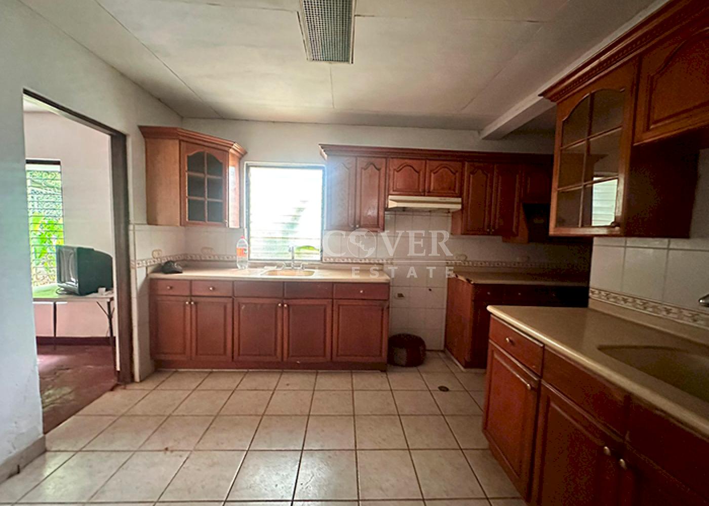  Spacious house for rent in residential area in Carretera Nueva a Leon.