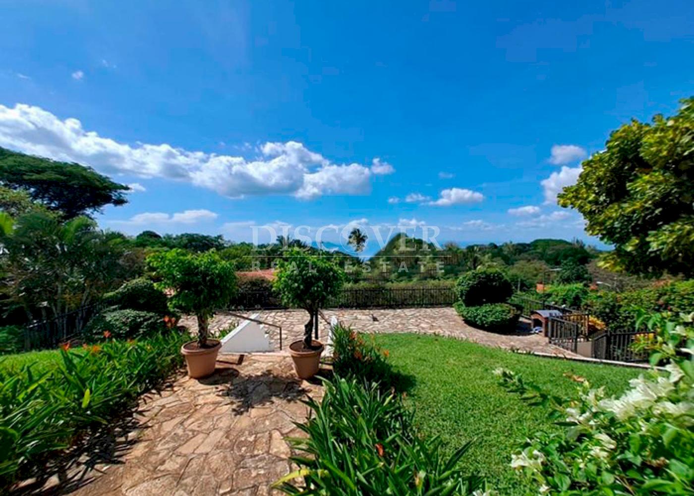 Lake view house for sale - Located on Carretera Sur