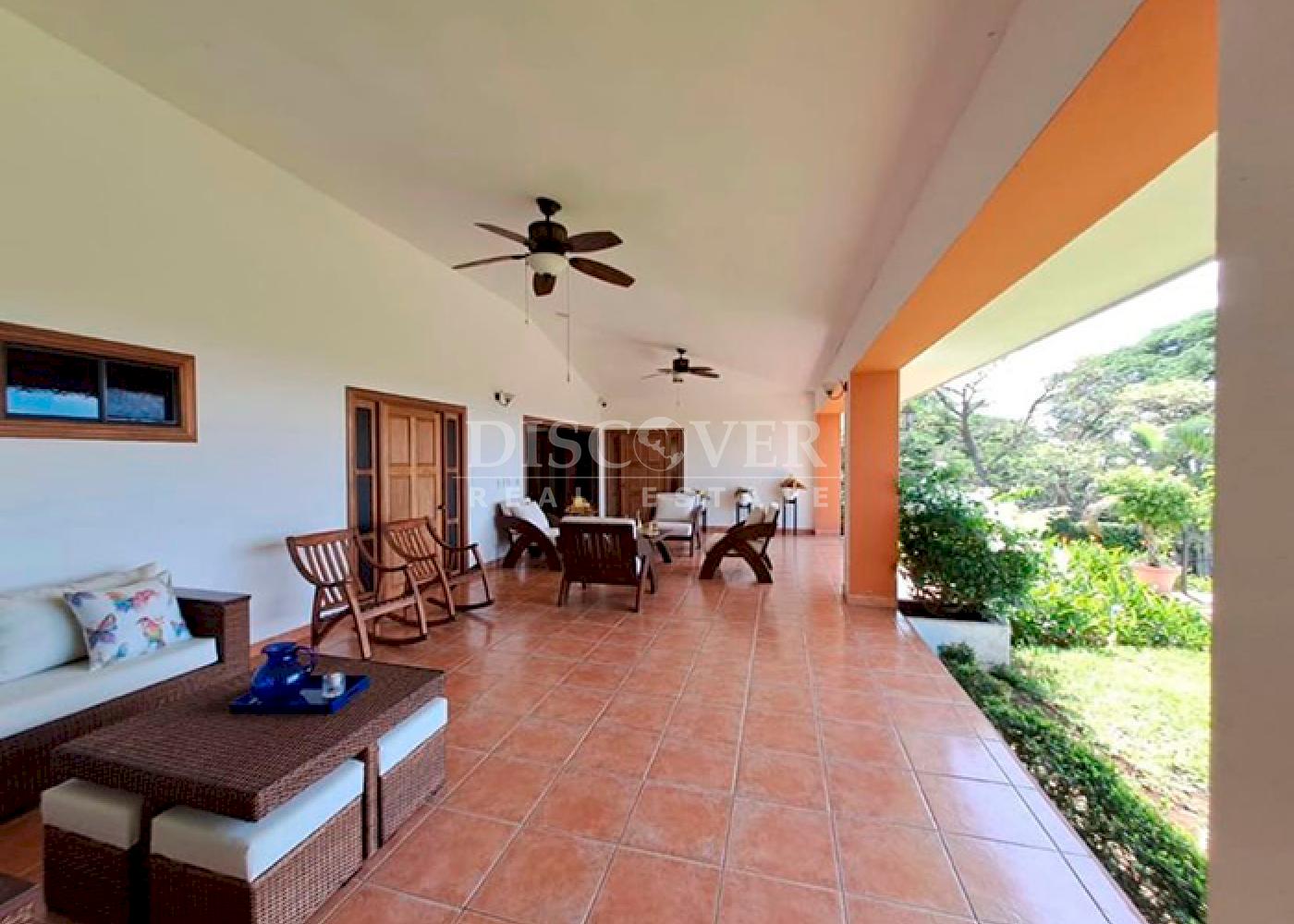 Lake view house for sale - Located on Carretera Sur