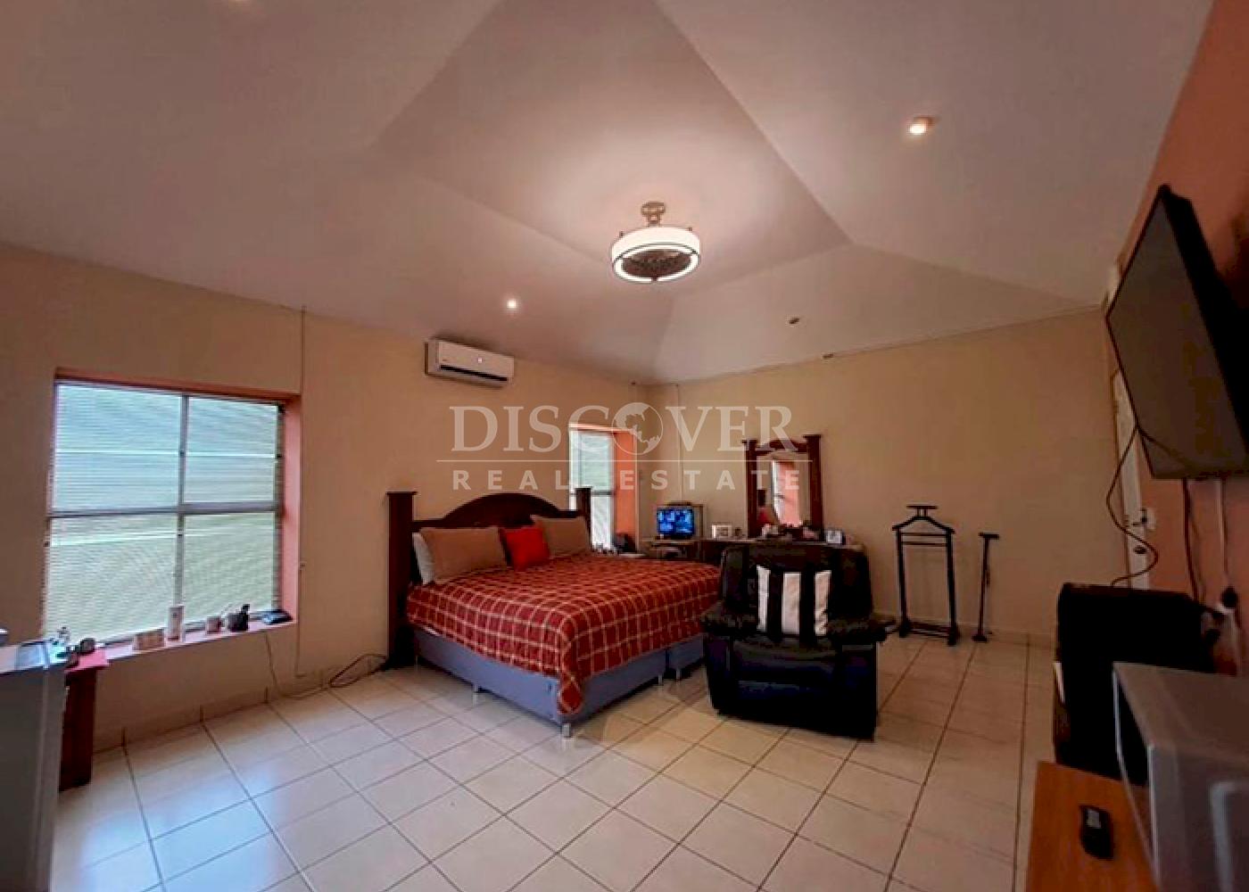 Lake view house for sale - Located on Carretera Sur