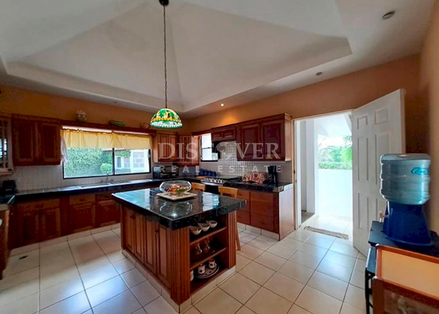 Lake view house for sale - Located on Carretera Sur