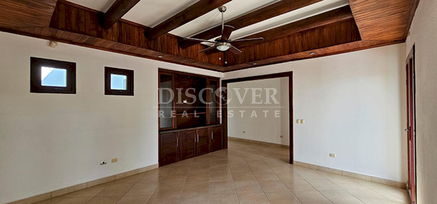  Spacious house for sale and rent in Carretera Sur