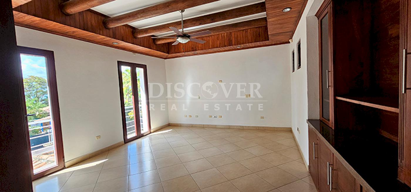  Spacious house for sale and rent in Carretera Sur