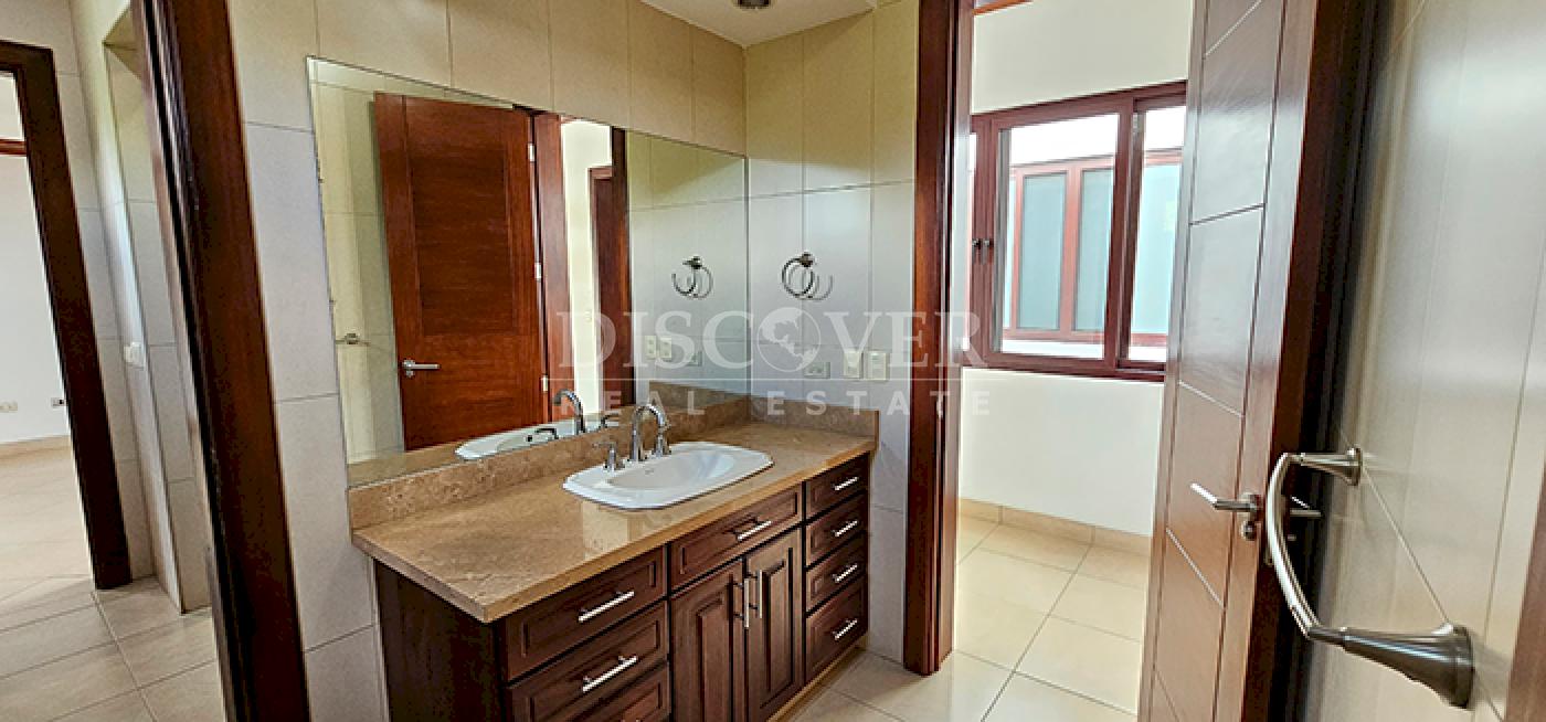  Spacious house for sale and rent in Carretera Sur