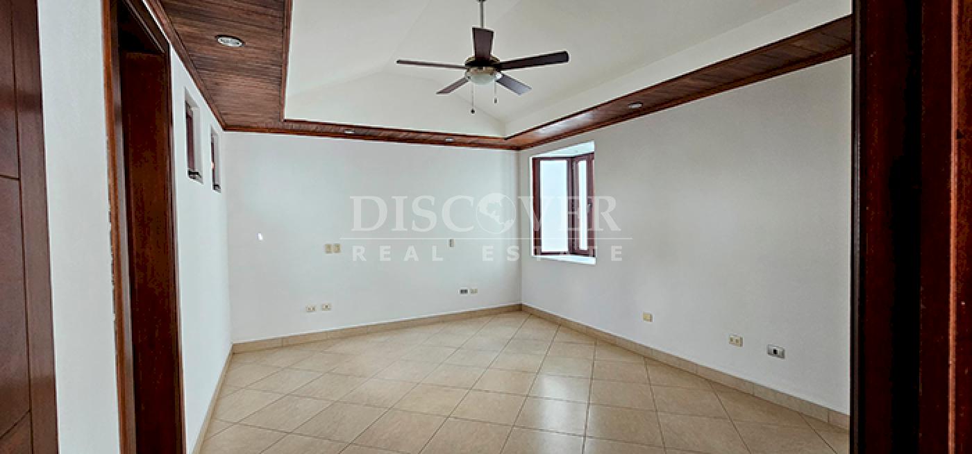  Spacious house for sale and rent in Carretera Sur