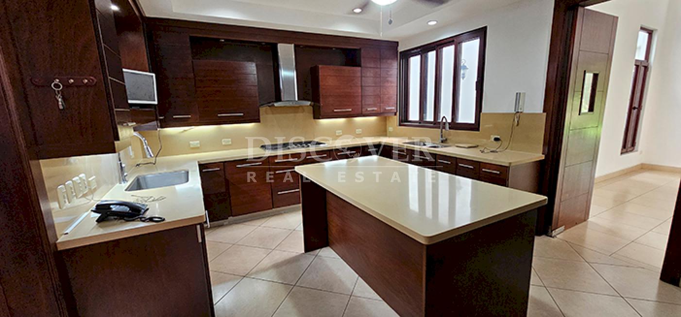  Spacious house for sale and rent in Carretera Sur