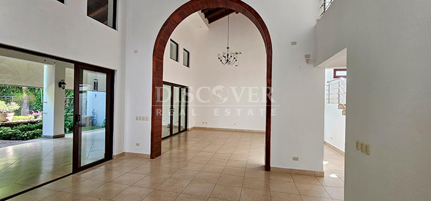  Spacious house for sale and rent in Carretera Sur