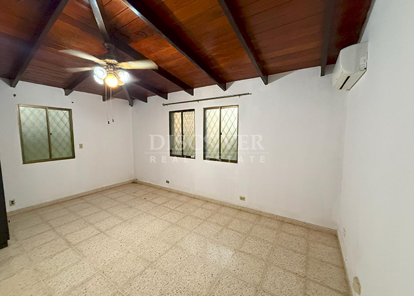  Spacious house for sale and rent in Villa Fontana Sur