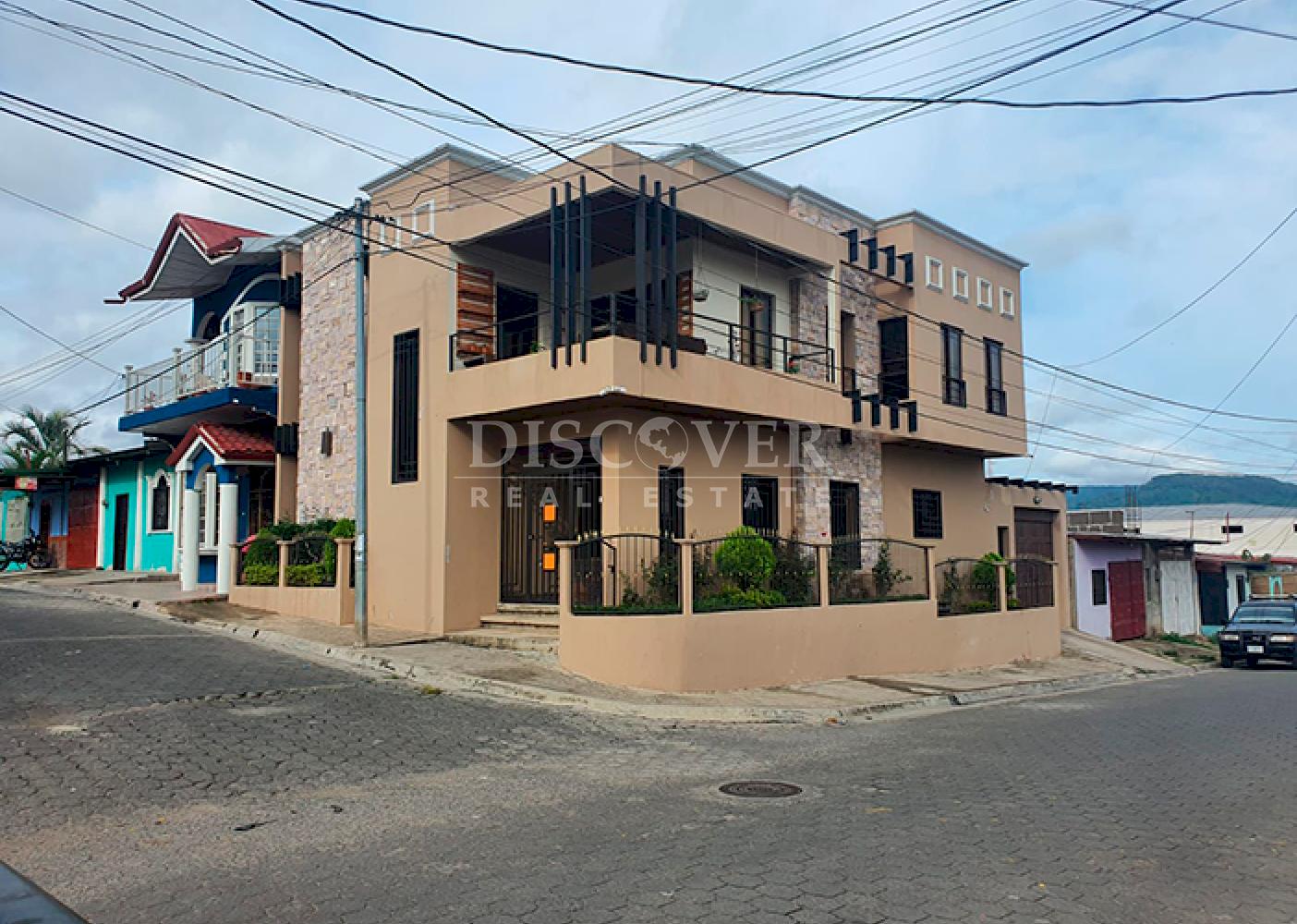 Spacious two-story house for sale/rent in Estelí