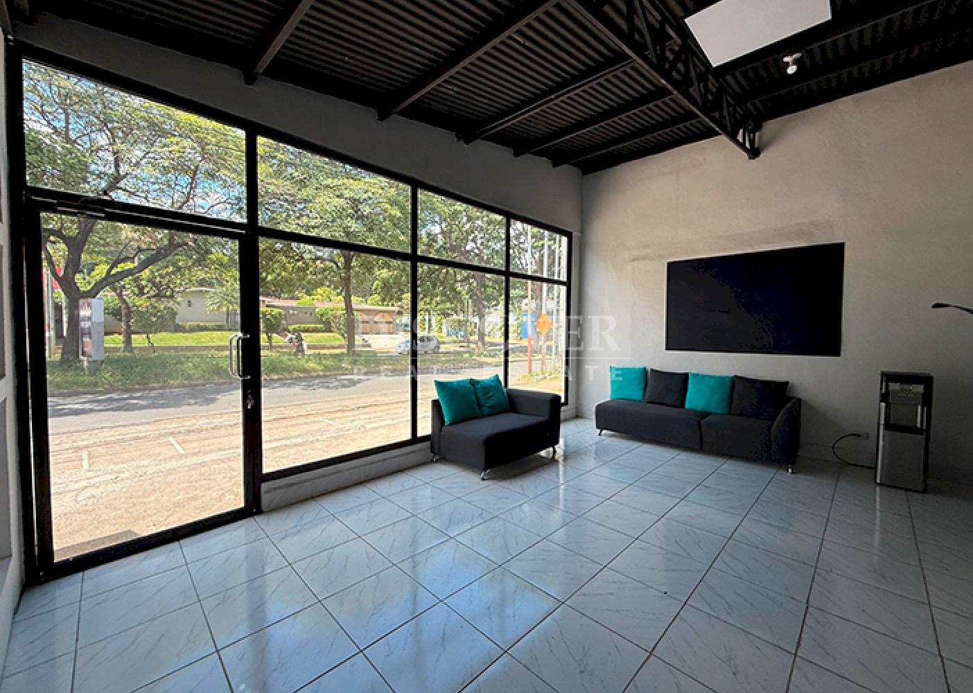  Commercial unit for rent facing the highway in Villa Fontana