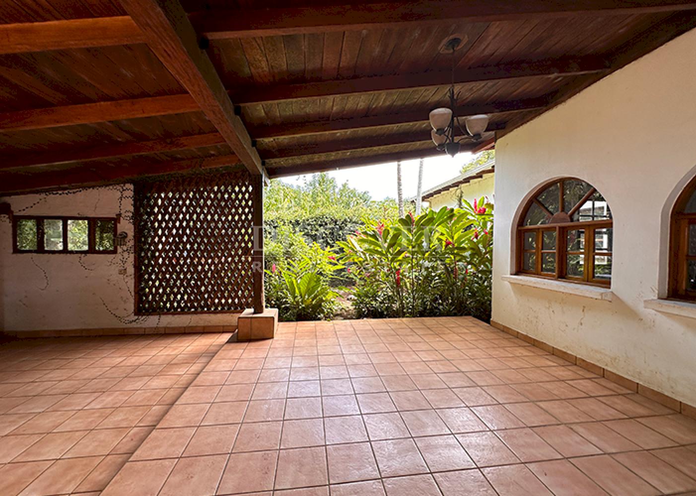  Rustic house with large plot of land for sale in Diriamba