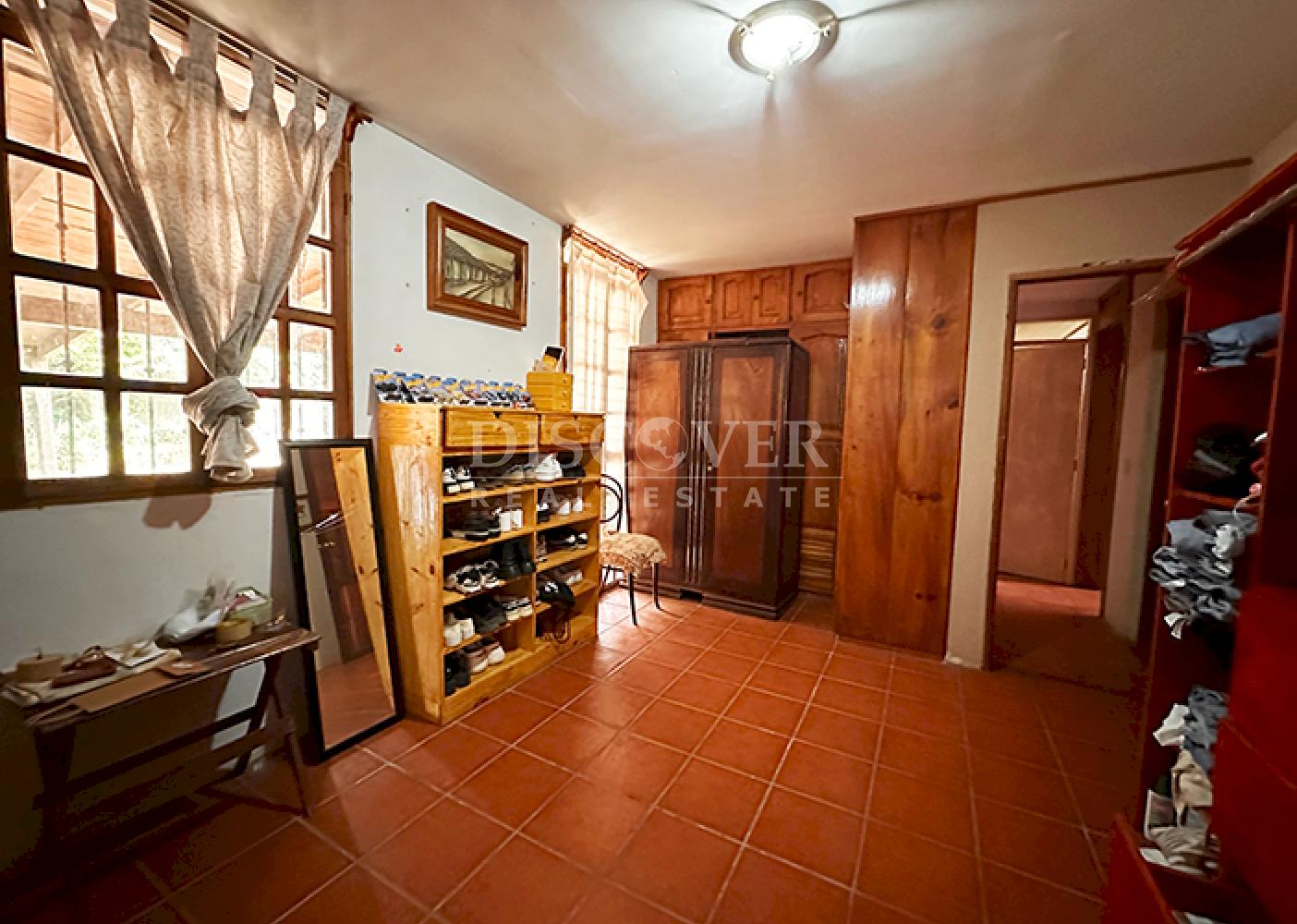  Rustic house with large plot of land for sale in Diriamba