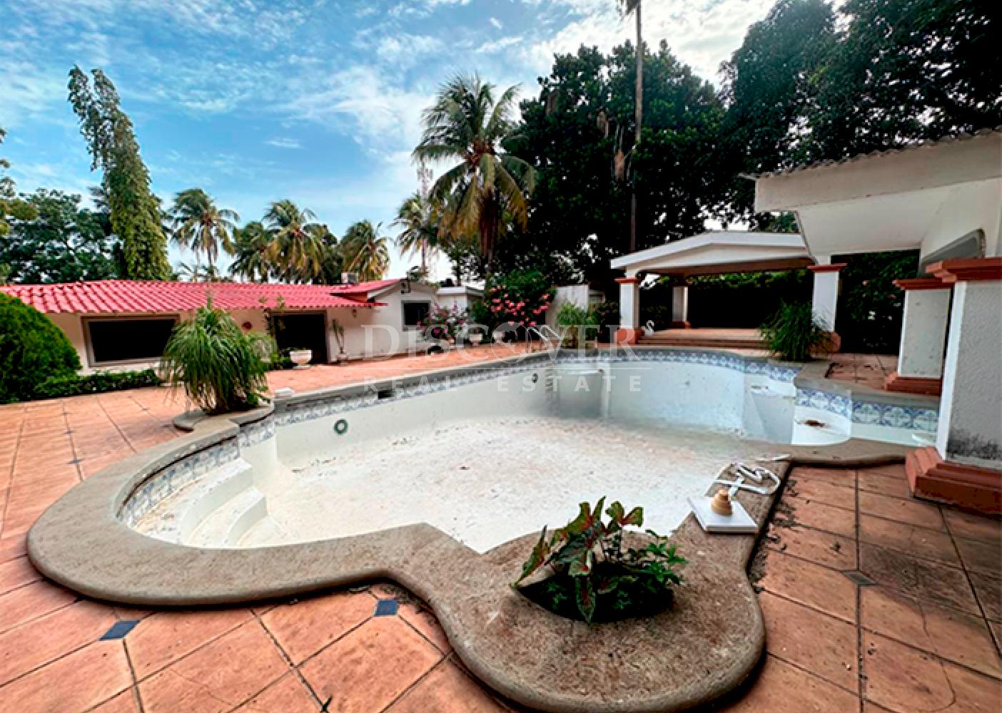  Spacious house for sale/for rent on Carretera Vieja to León