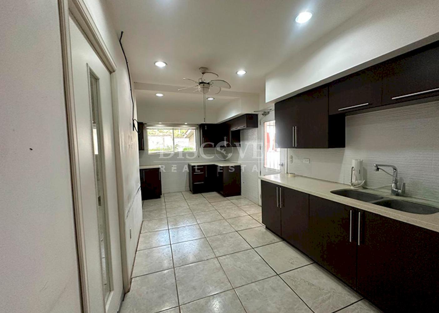  Spacious house for sale/for rent on Carretera Vieja to León